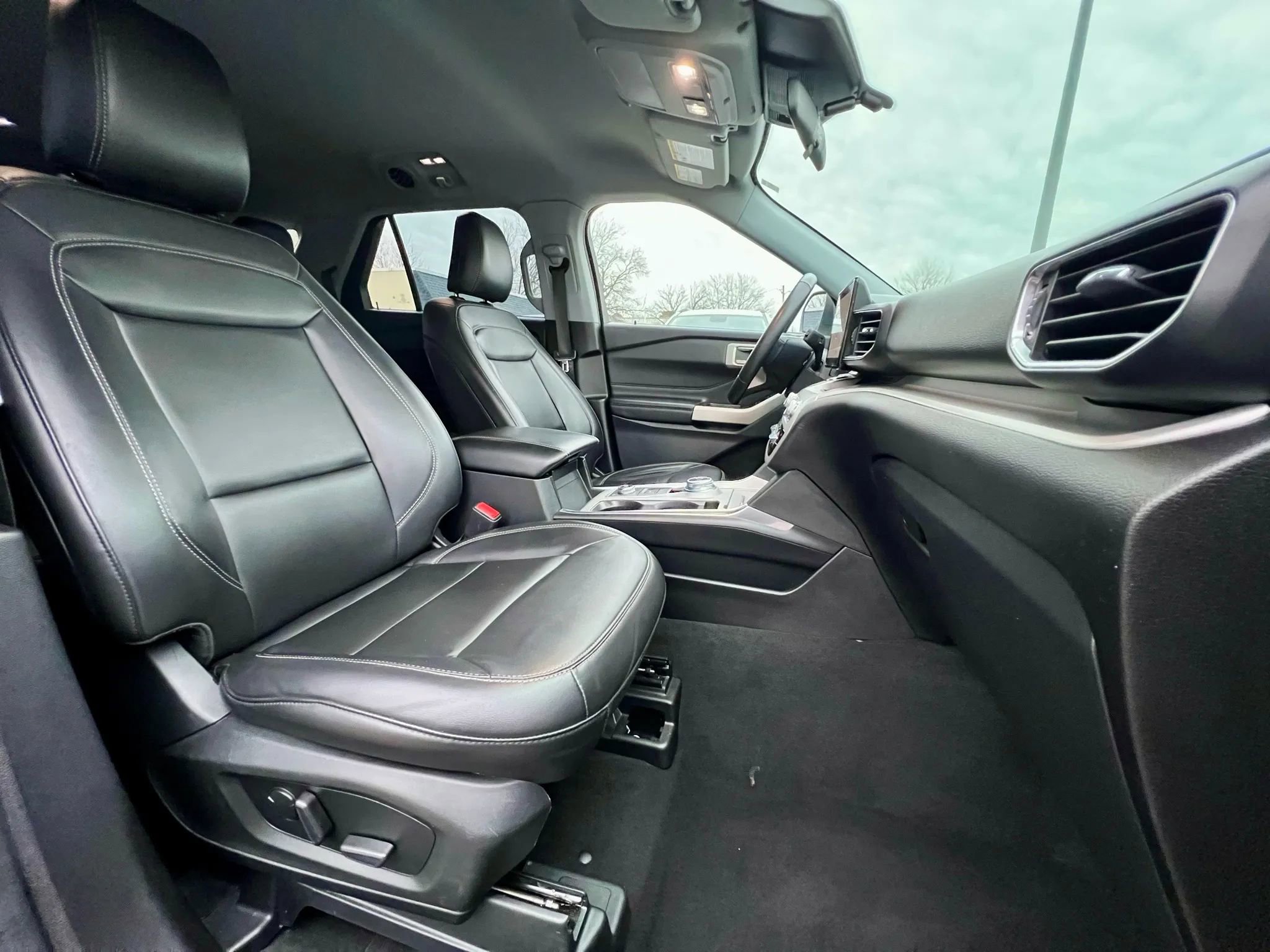 Used 2022 Ford Explorer XLT w/ Equipment Group 202A image 23