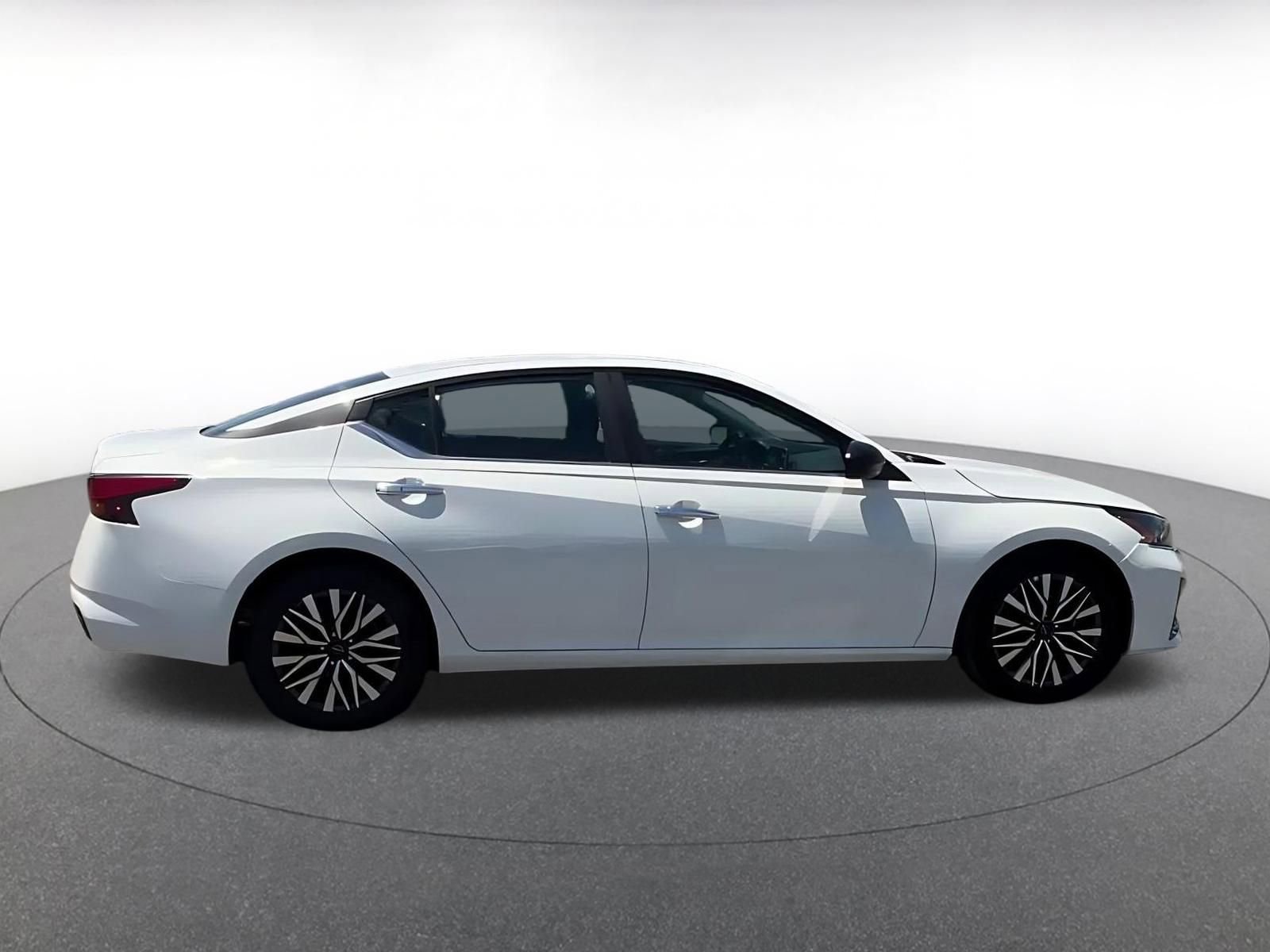 Used 2025 Nissan Altima 2.5 SV FWD image 16