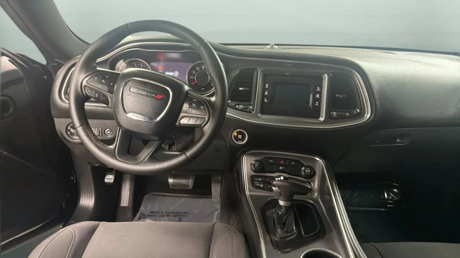Used 2015 Dodge Challenger SXT RWD image 10