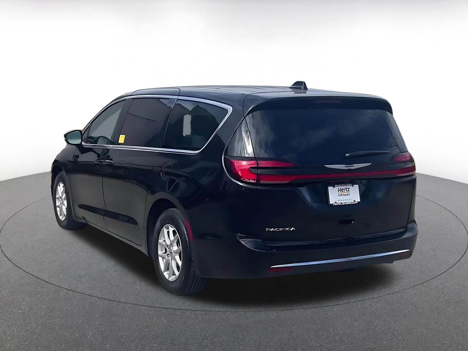 Used 2025 Chrysler Pacifica Select image 11