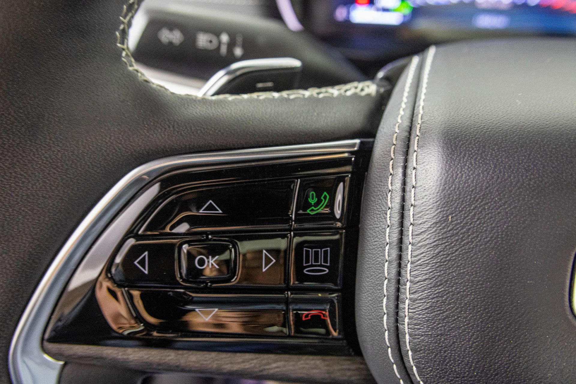 Used 2024 Jeep Grand Cherokee Overland w/ Luxury Tech Group IV image 35