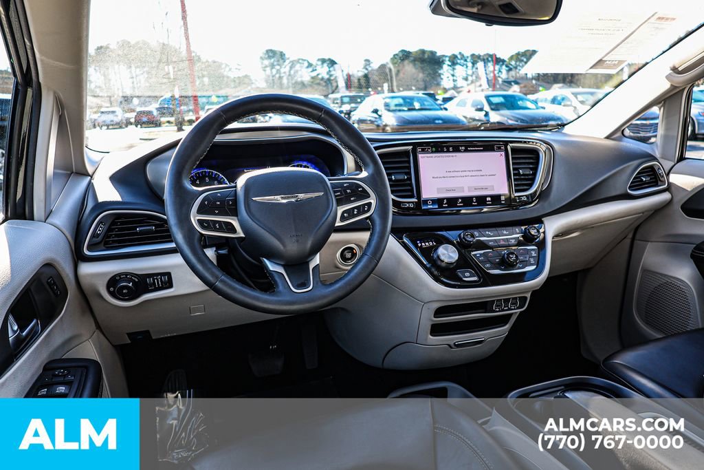 Used 2023 Chrysler Pacifica Touring-L image 31