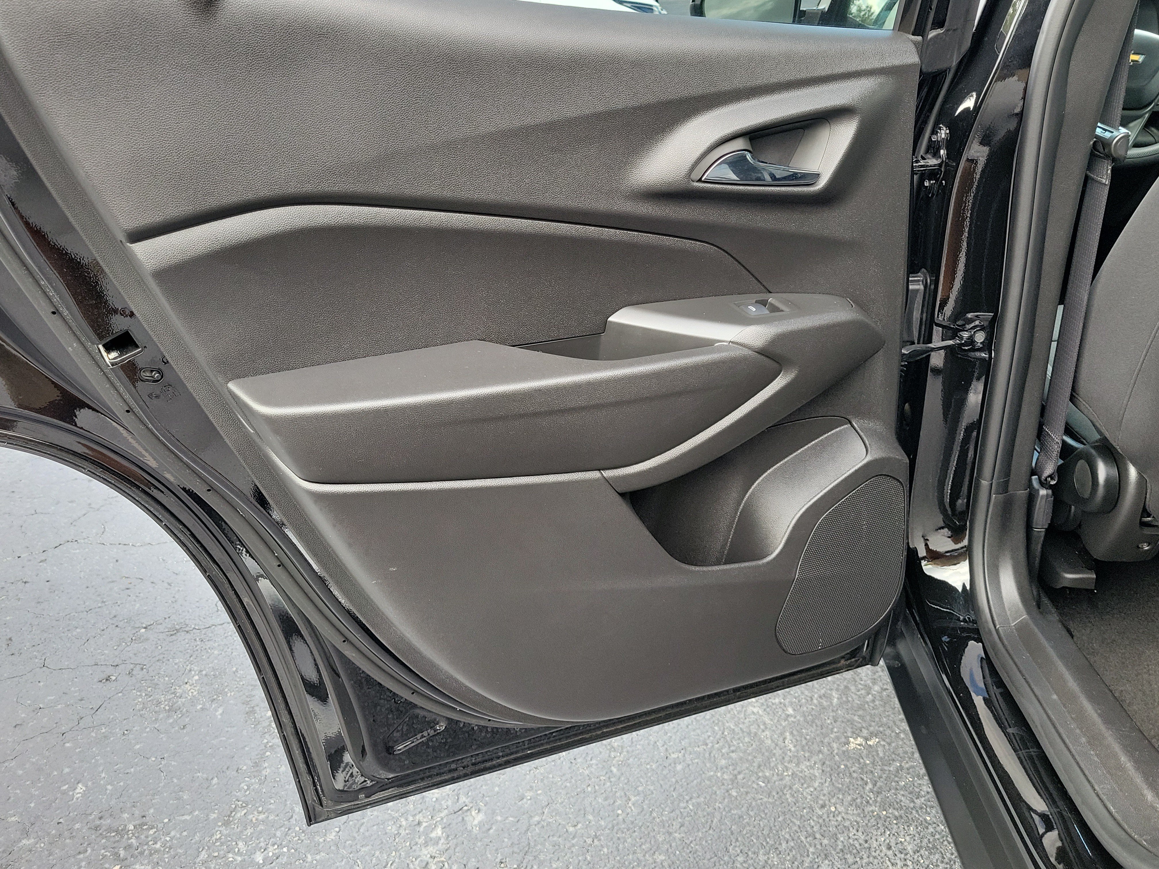 Used 2025 Chevrolet Trax LS w/ LS Convenience Package FWD image 11