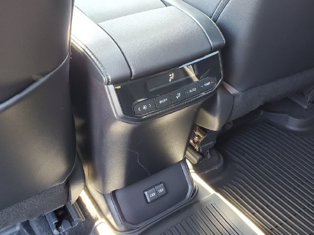 Used 2023 Toyota Highlander XLE AWD/4WD image 12