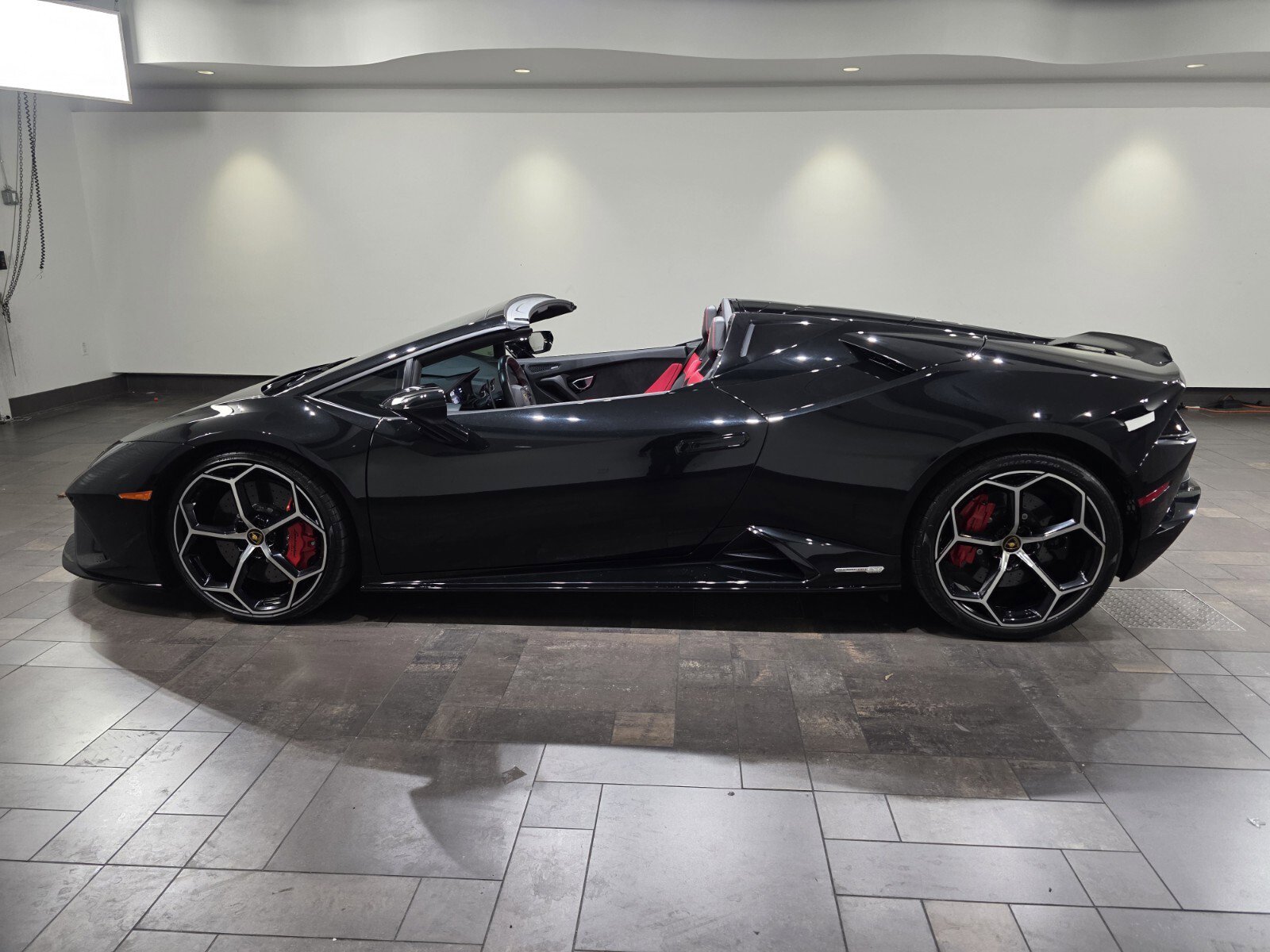 Used 2022 Lamborghini Huracan EVO RWD image 3