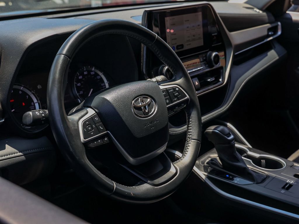 Used 2024 Toyota Highlander LE FWD image 14