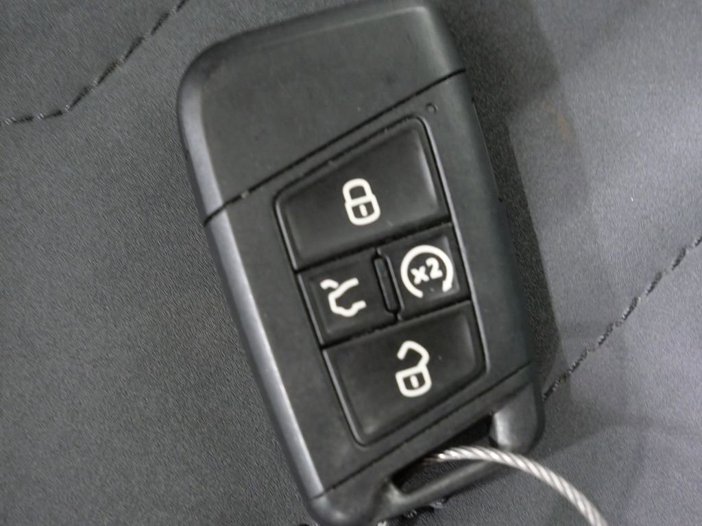 Used 2025 Volkswagen Taos SE AWD/4WD image 27