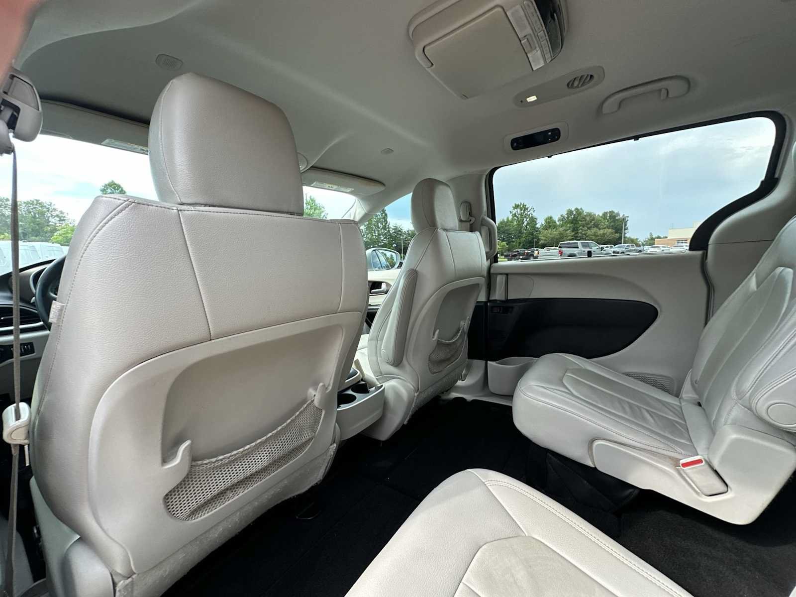 Used 2017 Chrysler Pacifica Touring-L FWD image 19