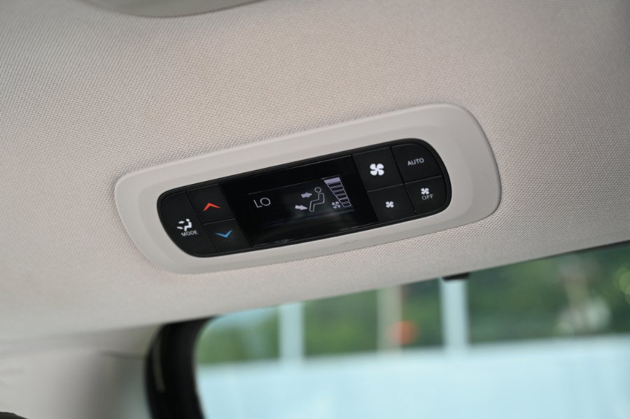 Used 2023 Chrysler Pacifica Touring-L FWD image 19