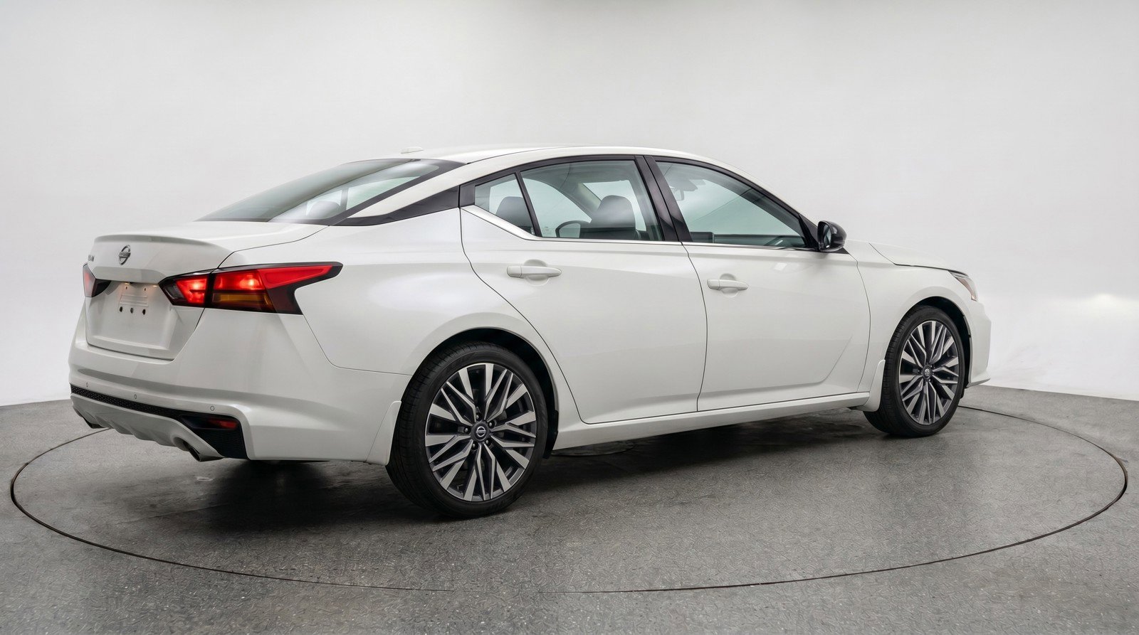 Used 2025 Nissan Altima 2.5 SV FWD image 7