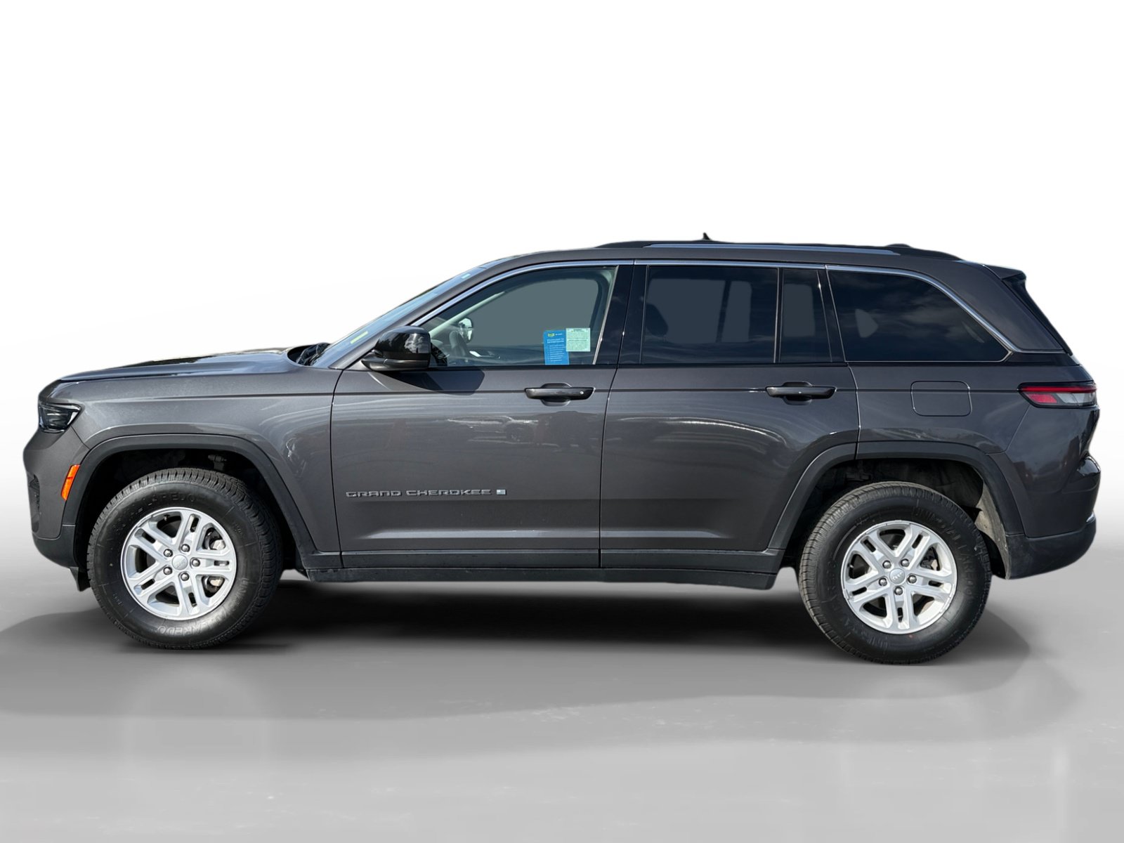 Used 2024 Jeep Grand Cherokee Laredo AWD/4WD image 2