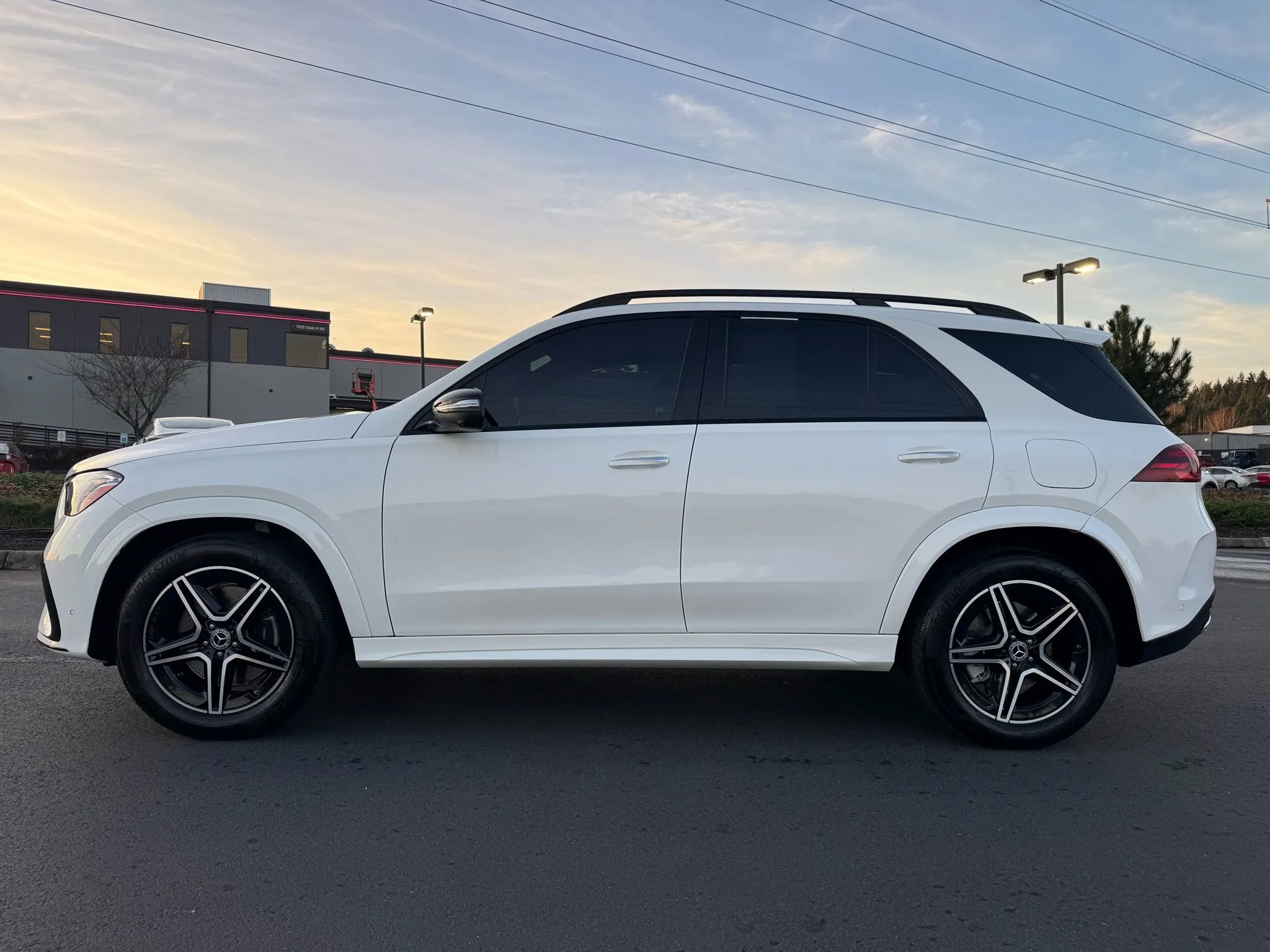 Used 2025 Mercedes-Benz GLE 450e 4MATIC w/ AMG Line Exterior image 6