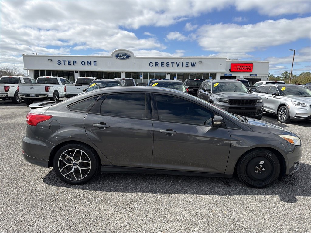 Used 2016 Ford Focus SE w/ SE Sport Package image 4