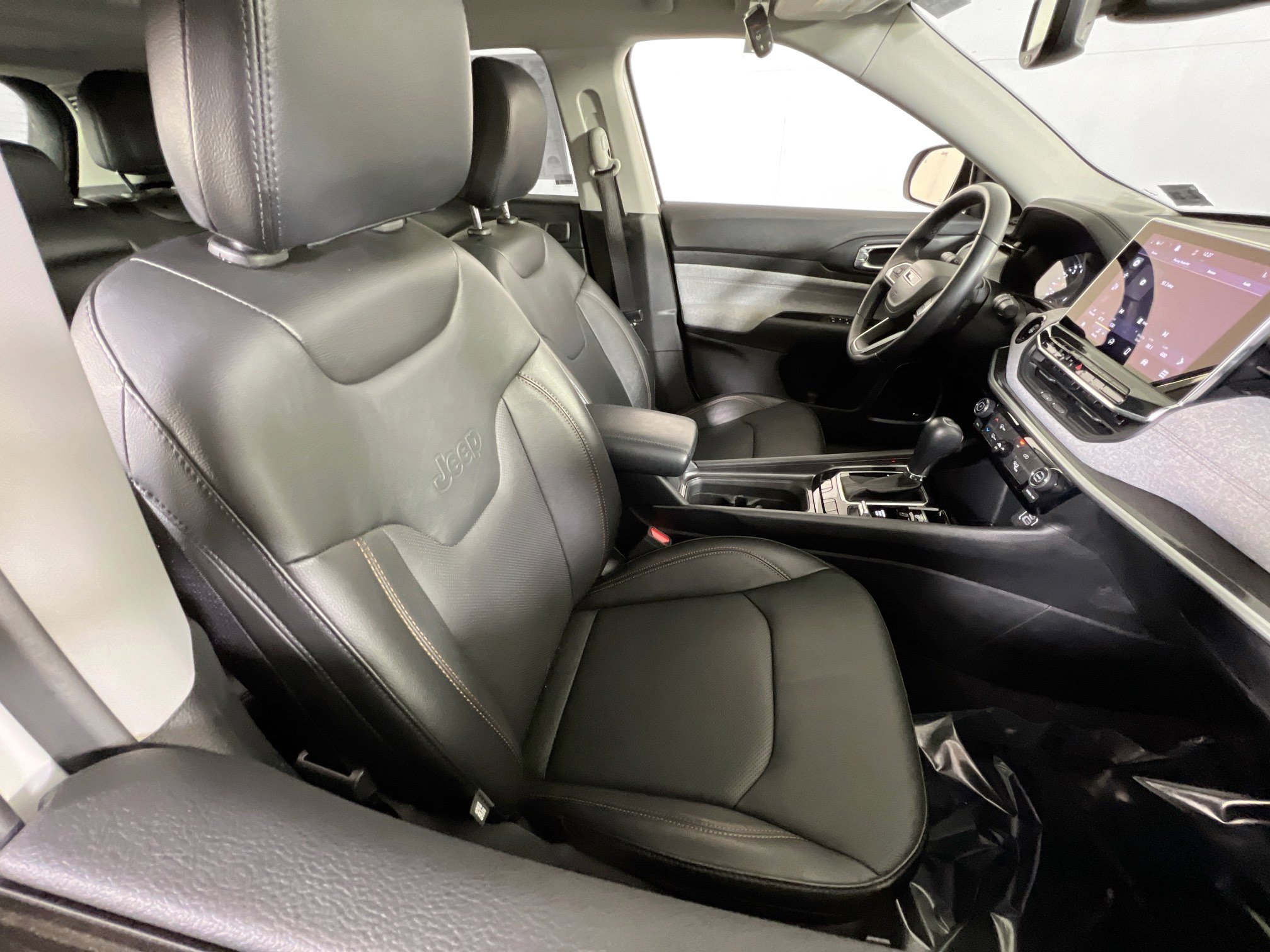 Used 2022 Jeep Compass Latitude w/ Sun and Sound Group AWD/4WD image 26