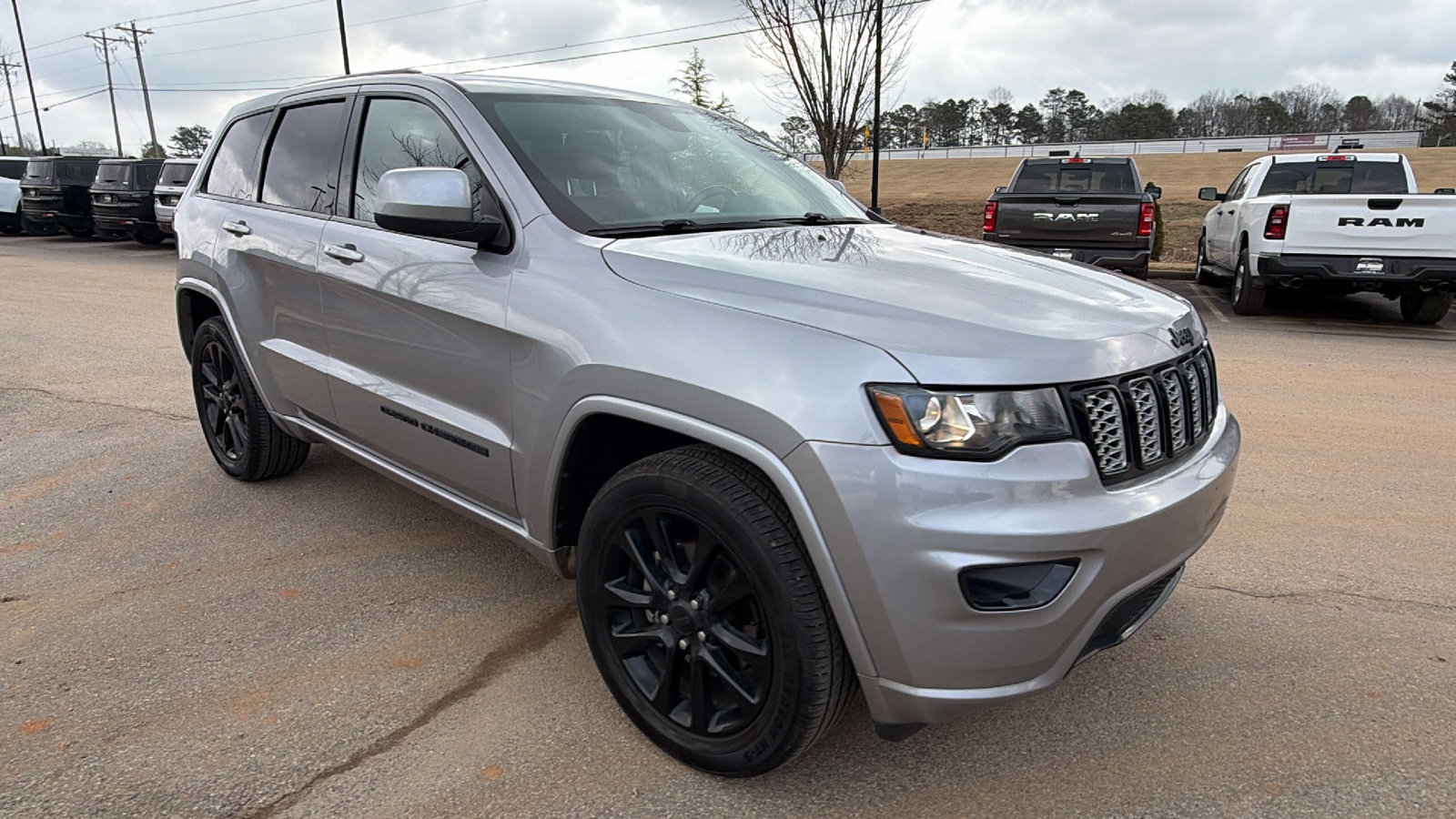 Used 2020 Jeep Grand Cherokee Altitude image 5