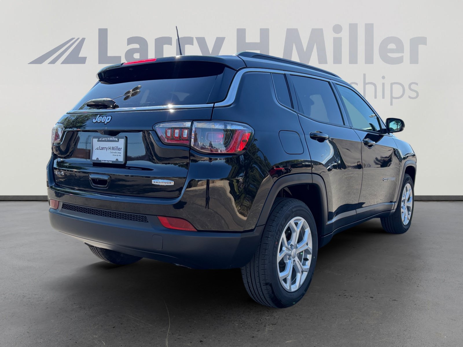 Used 2024 Jeep Compass Latitude AWD/4WD image 5