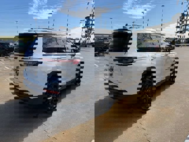 Used 2023 Jeep Grand Cherokee L Laredo image 5