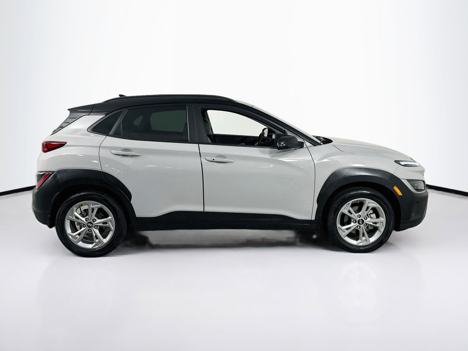 Used 2023 Hyundai Kona SEL FWD image 4