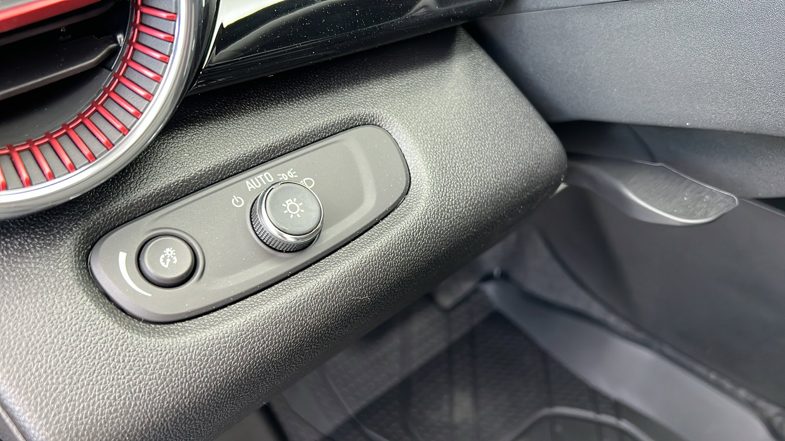 New 2025 Chevrolet Trax RS w/ Driver Confidence Package image 28