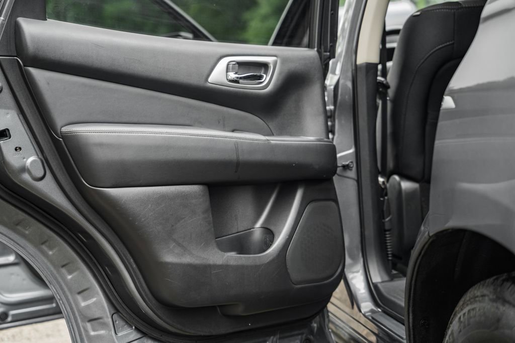Used 2020 Nissan Pathfinder SV image 31