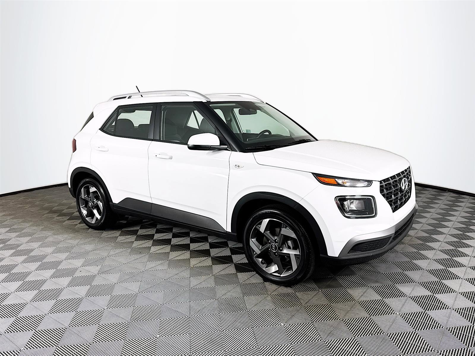 Certified 2025 Hyundai Venue SEL image 3