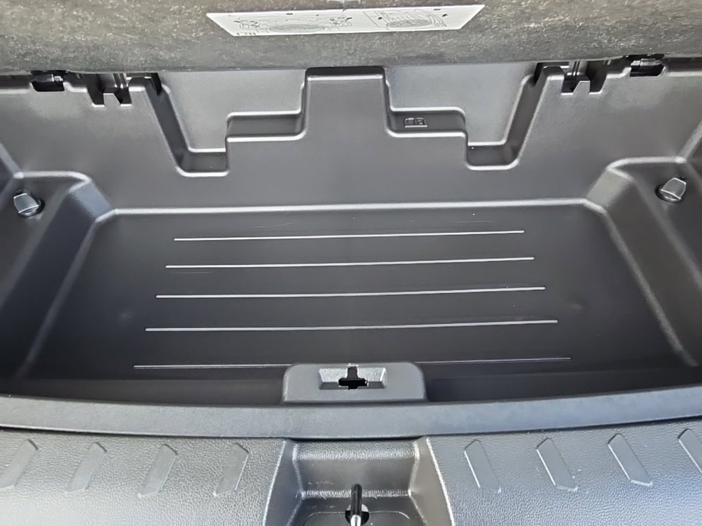 Used 2023 Chevrolet Traverse LT w/ Rear Camera Mirror Package image 39