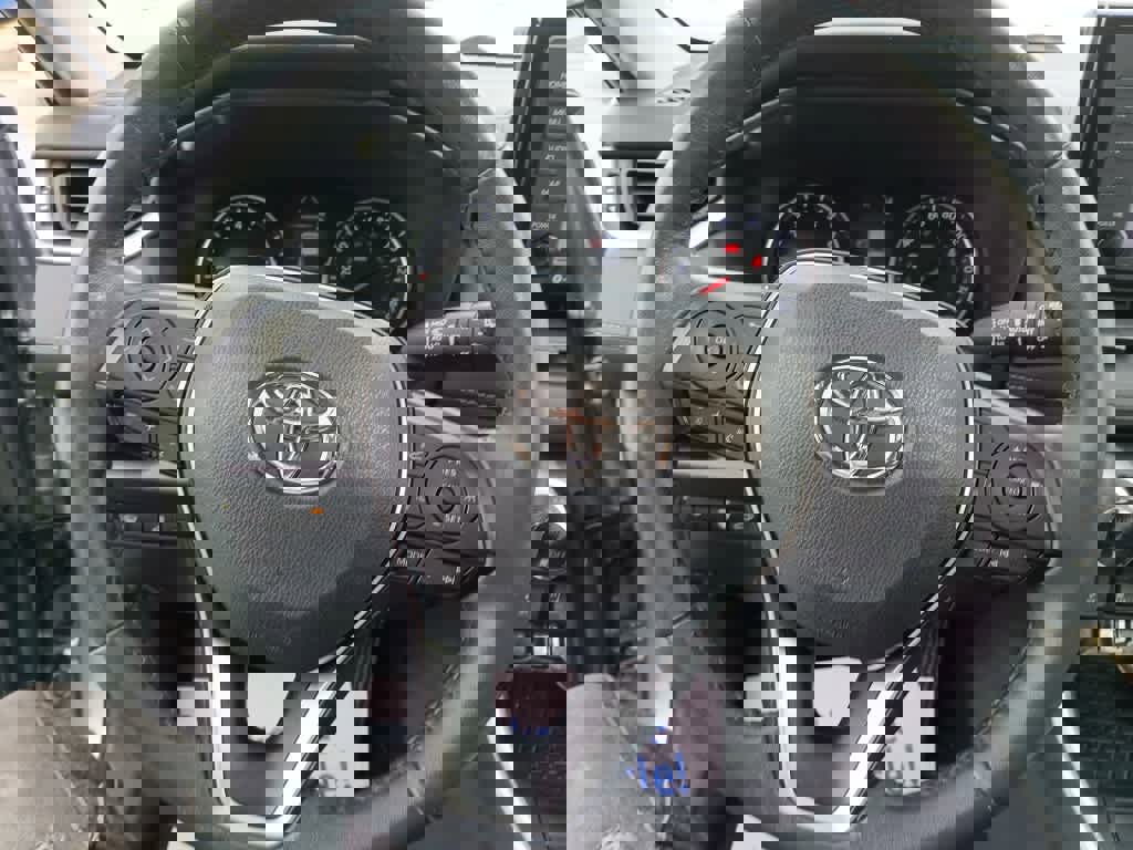 Used 2022 Toyota RAV4 XLE w/ Convenience Package image 12