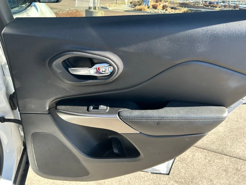 Used 2019 Jeep Cherokee Latitude w/ Popular Appearance Group image 29