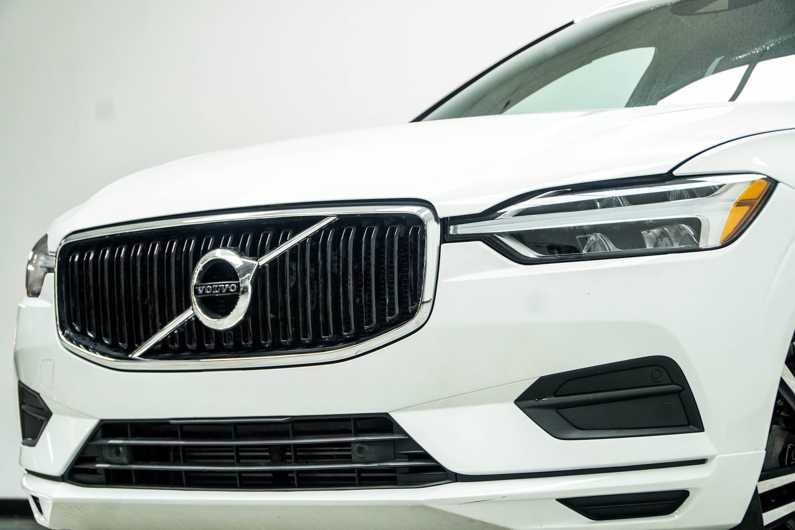 Used 2020 Volvo XC60 T5 Momentum w/ Protection Package Premier AWD/4WD image 2