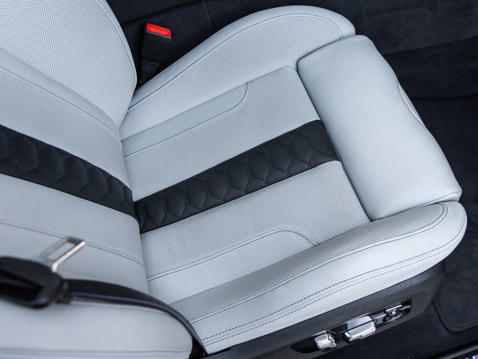 Used 2025 BMW X6 M Competition w/ Executive Package image 45