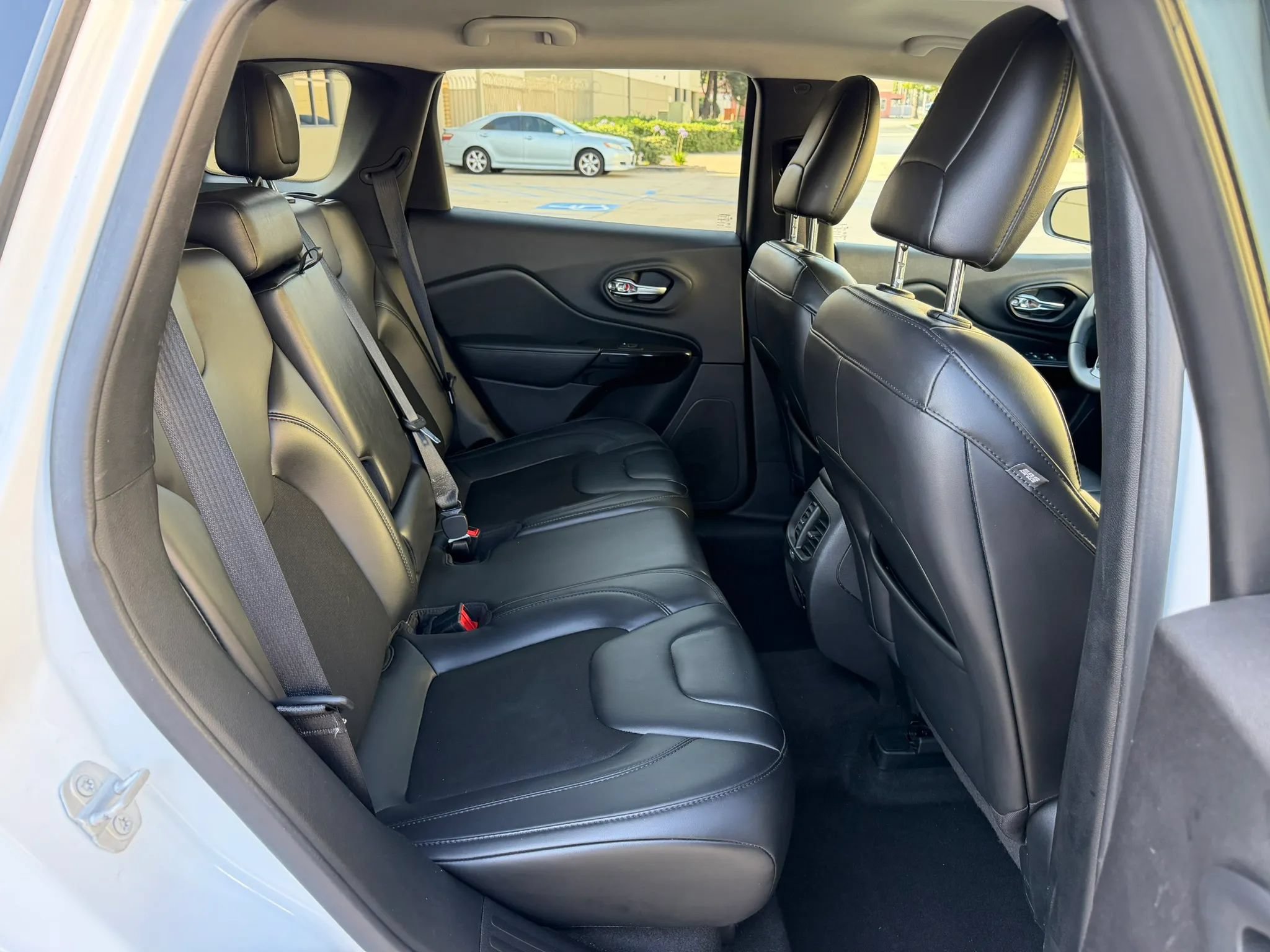 Used 2020 Jeep Cherokee Latitude Plus FWD image 16