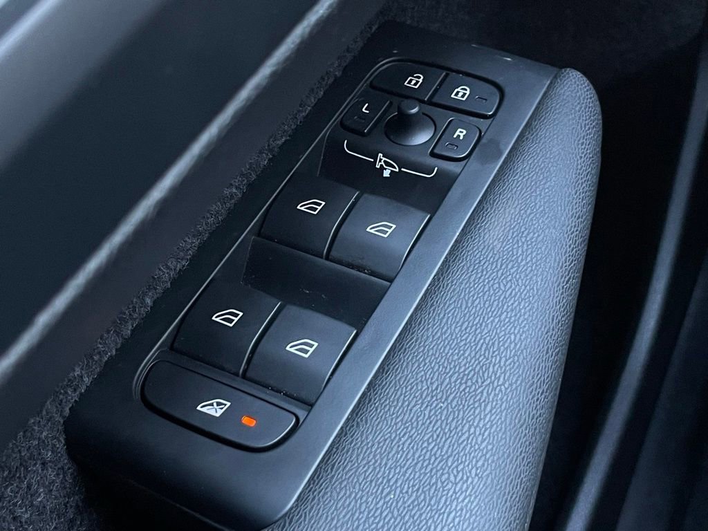 Used 2025 Volvo XC40 B5 Core image 11