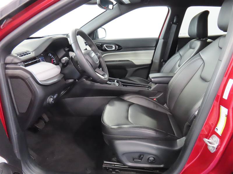 Used 2025 Jeep Compass Limited AWD/4WD image 17