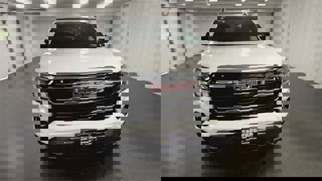 Used 2025 GMC Terrain Elevation w/ Elevation Premium Package image 3