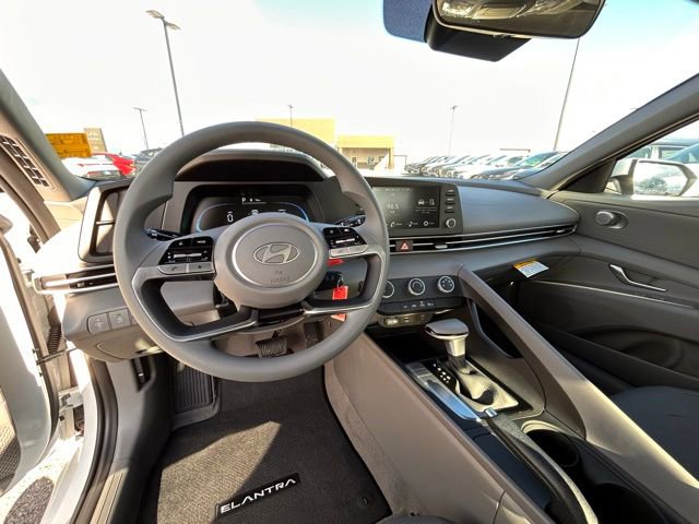 Used 2025 Hyundai Elantra SE image 15