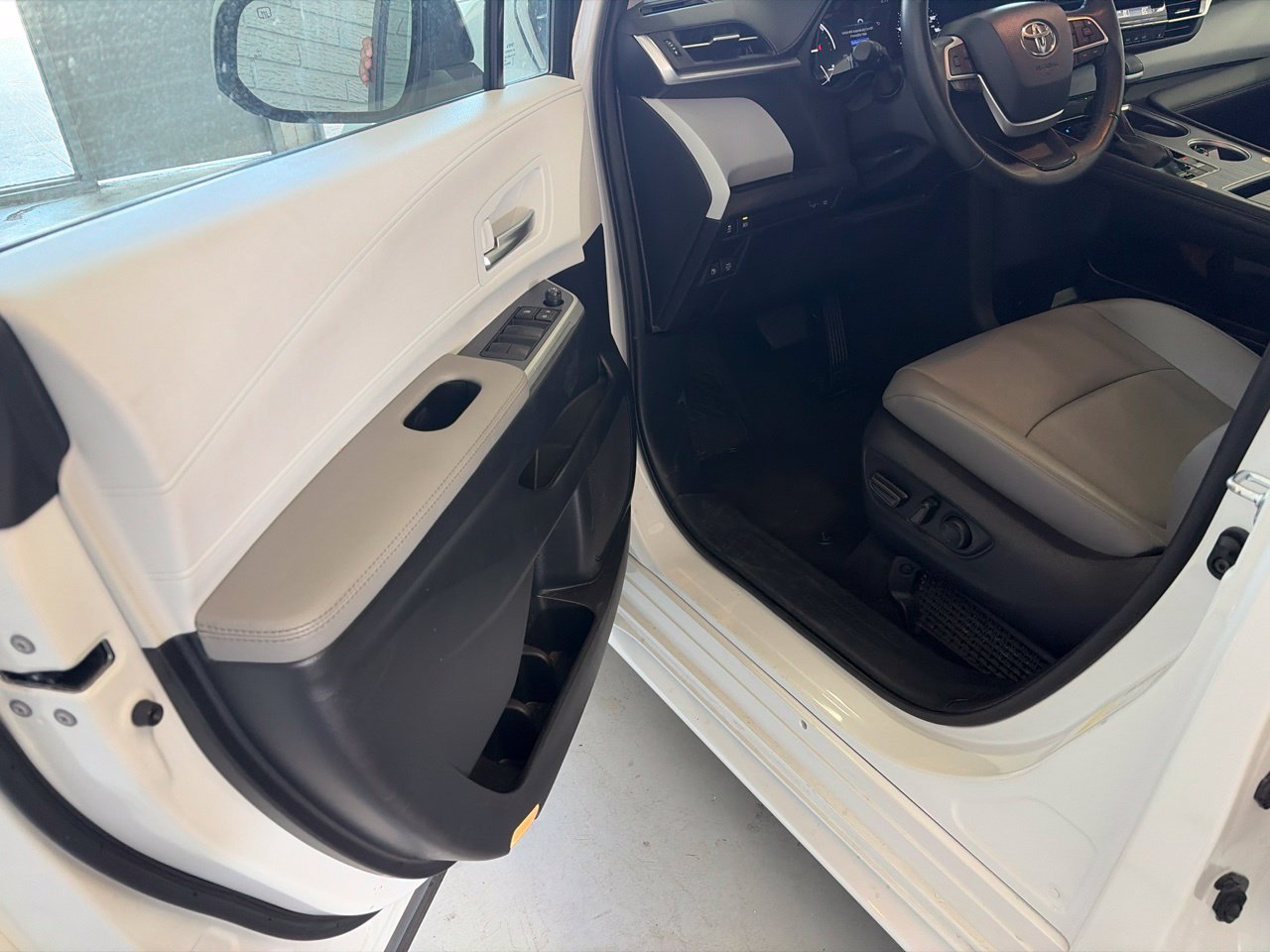 Used 2025 Toyota Sienna XLE FWD image 9