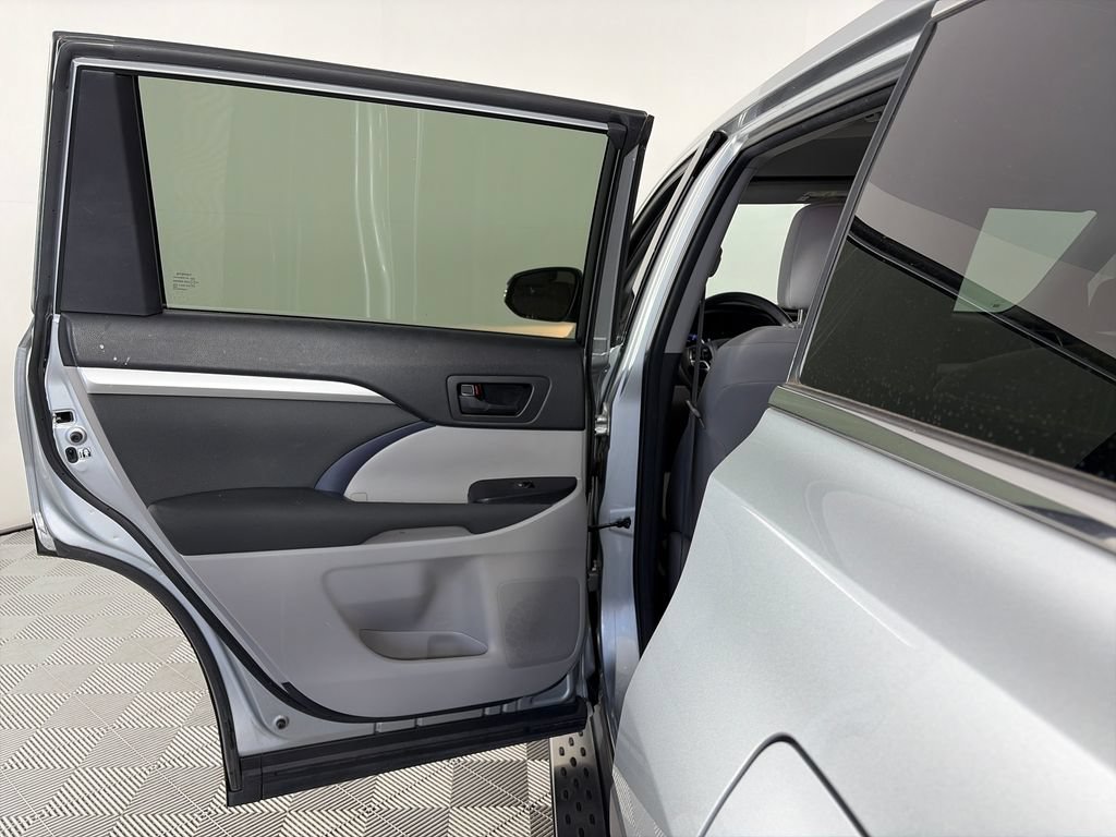 Used 2017 Toyota Highlander LE FWD image 12