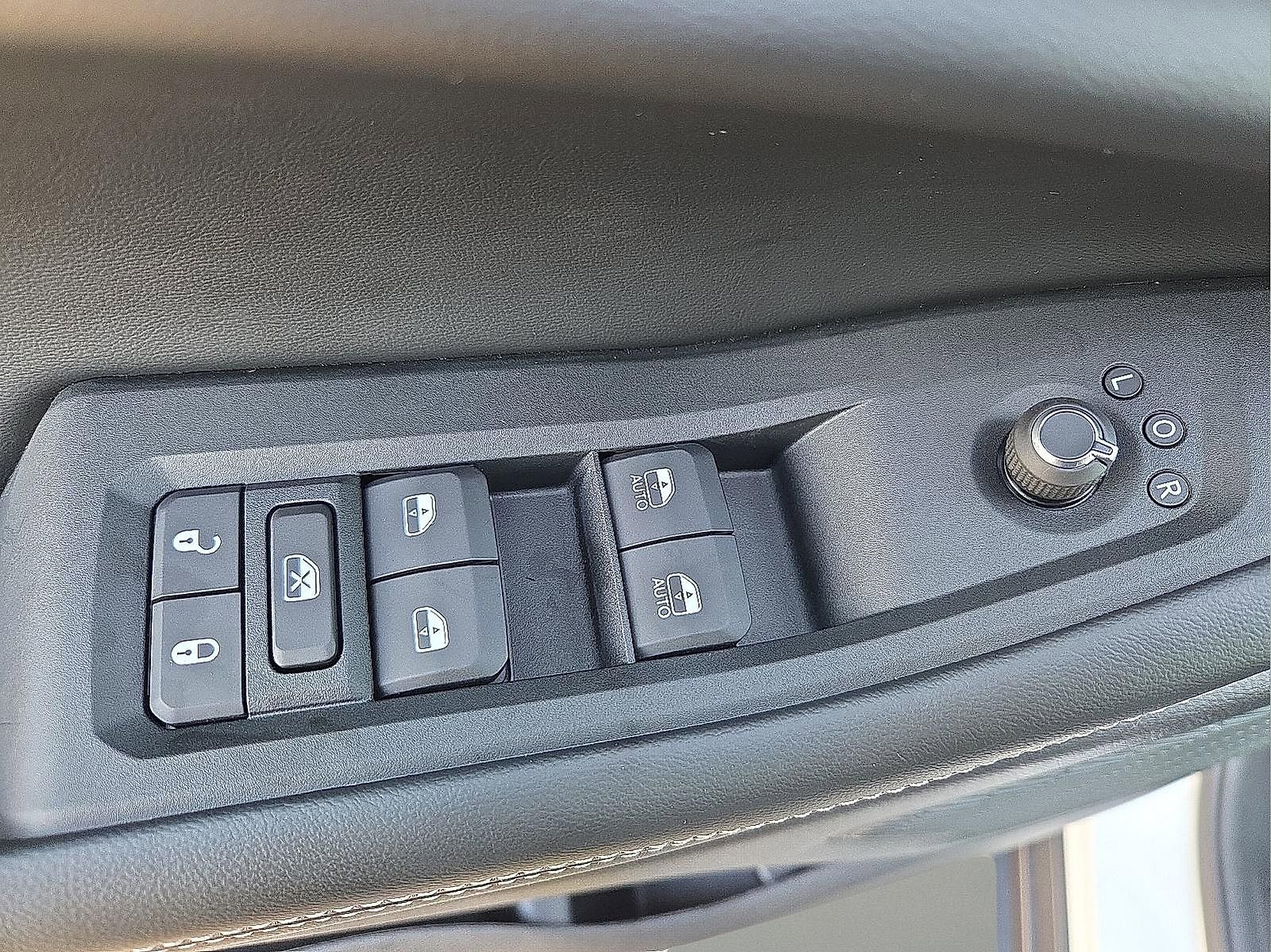 Used 2025 Jeep Grand Cherokee L Laredo image 16