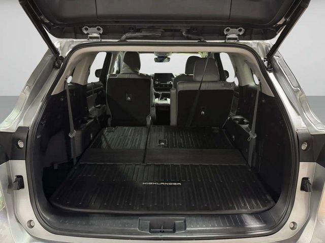 Used 2023 Toyota Highlander XLE image 32