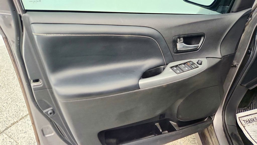 Used 2018 Toyota Sienna SE Premium image 11