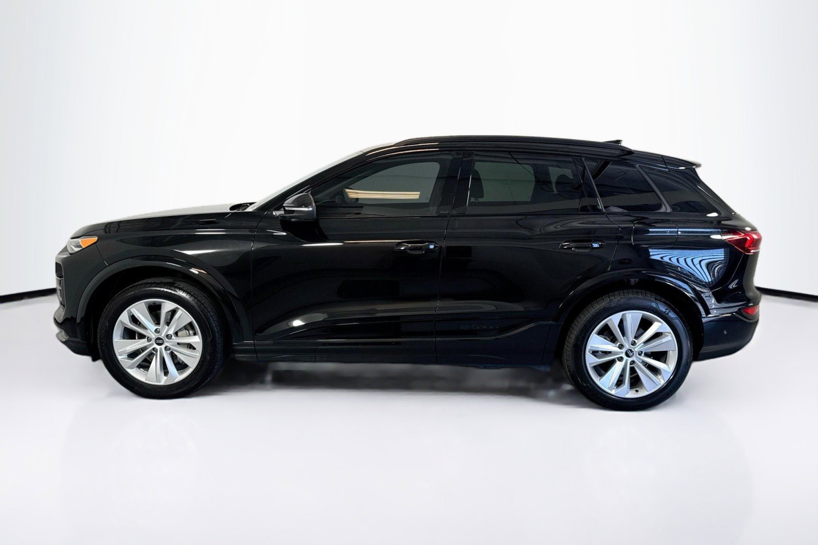 Used 2025 Audi Q6 e-tron Premium w/ Convenience Package image 8