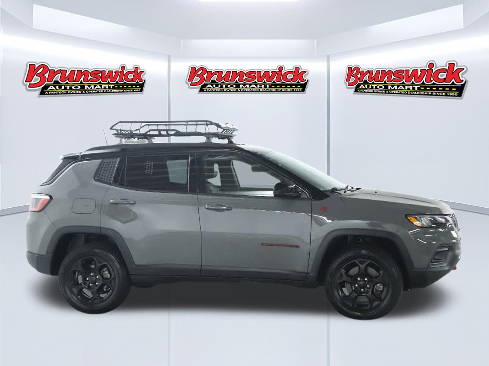 Used 2023 Jeep Compass Trailhawk w/ Trailhawk Convenience Group AWD/4WD image 11