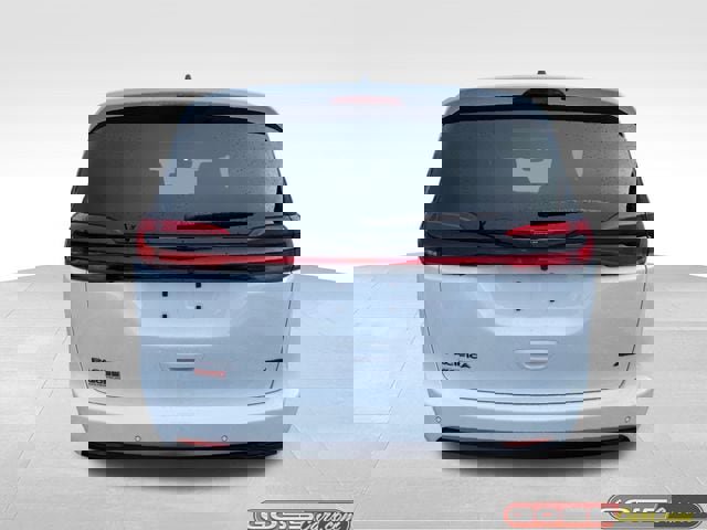 New 2026 Chrysler Pacifica Select image 4