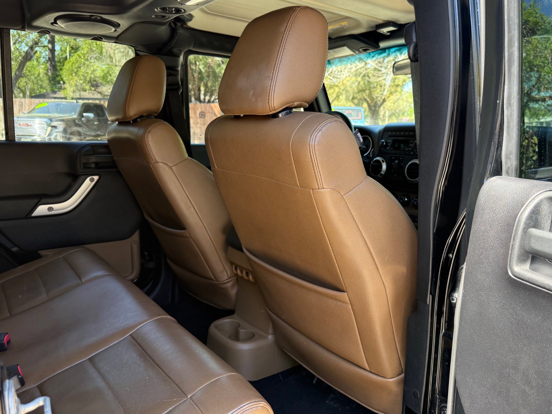 Used 2011 Jeep Wrangler Unlimited Rubicon w/ Connectivity Group image 39