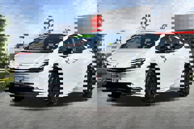 Used 2025 Toyota Prius LE image 9