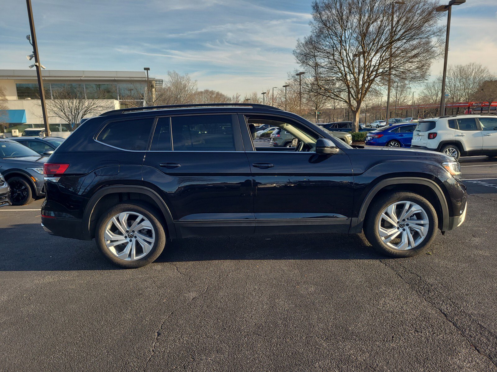 Certified 2023 Volkswagen Atlas SE image 4