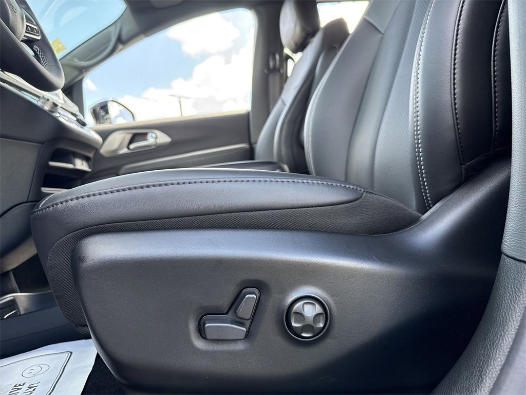 New 2026 Chrysler Pacifica Select image 11