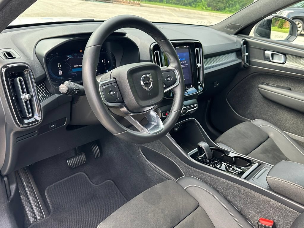 Used 2023 Volvo XC40 B5 Plus AWD/4WD image 19