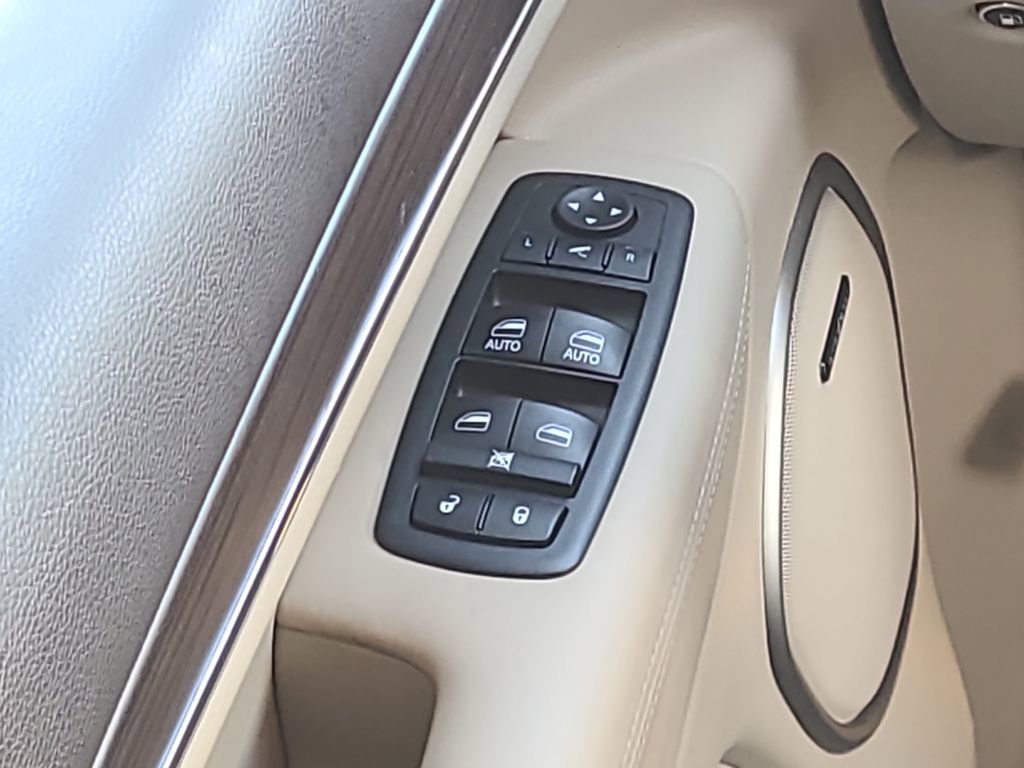 Used 2017 Jeep Grand Cherokee Overland AWD/4WD image 24
