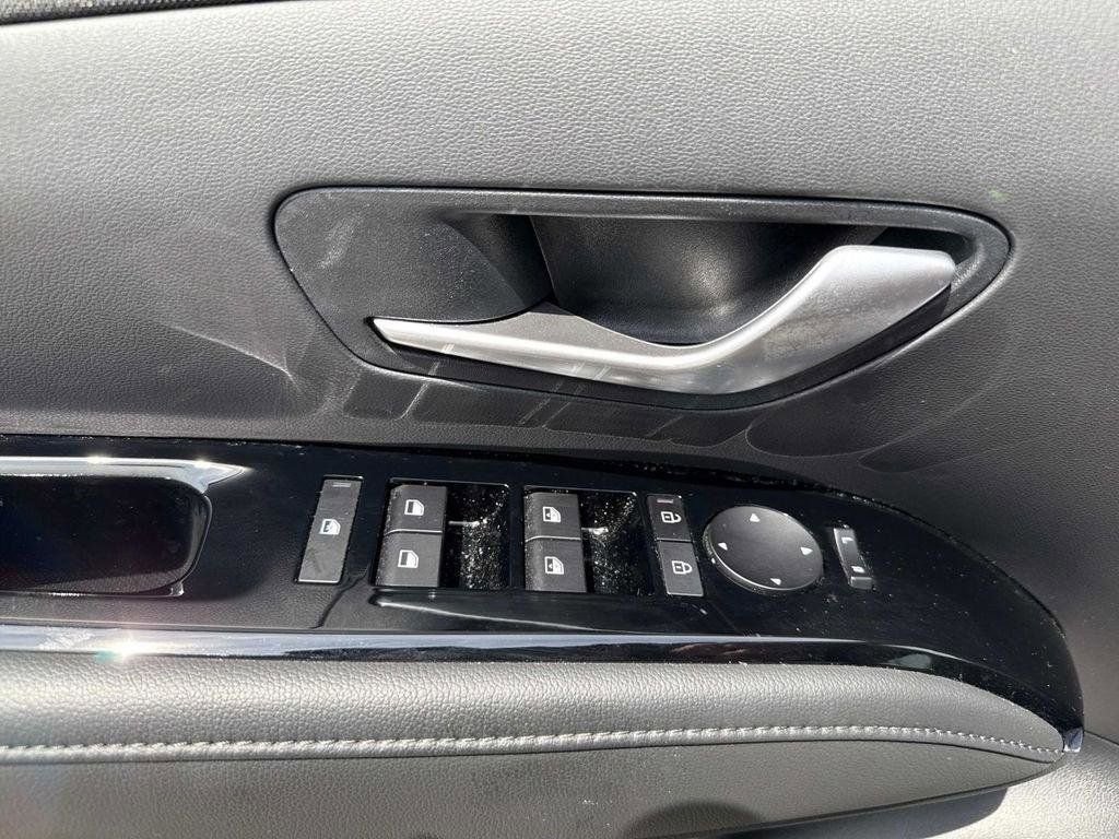 Used 2025 Hyundai Santa Cruz Limited image 8